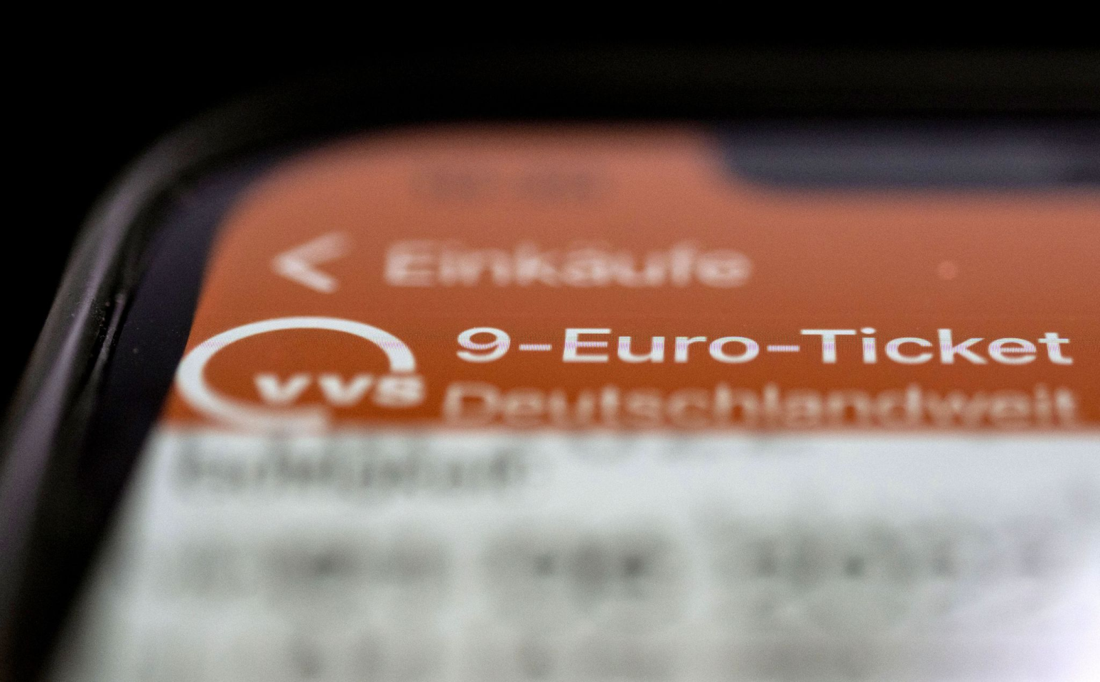 Ein mobiles 9-Euro-Ticket ist auf einem Handy geöffnet.