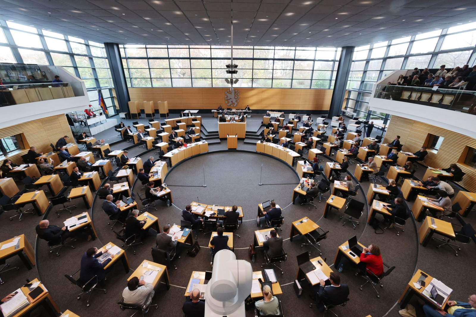 Abgeordnete sitzen im Plenarsaal bei einer Sitzung des Thüringer Landtags.