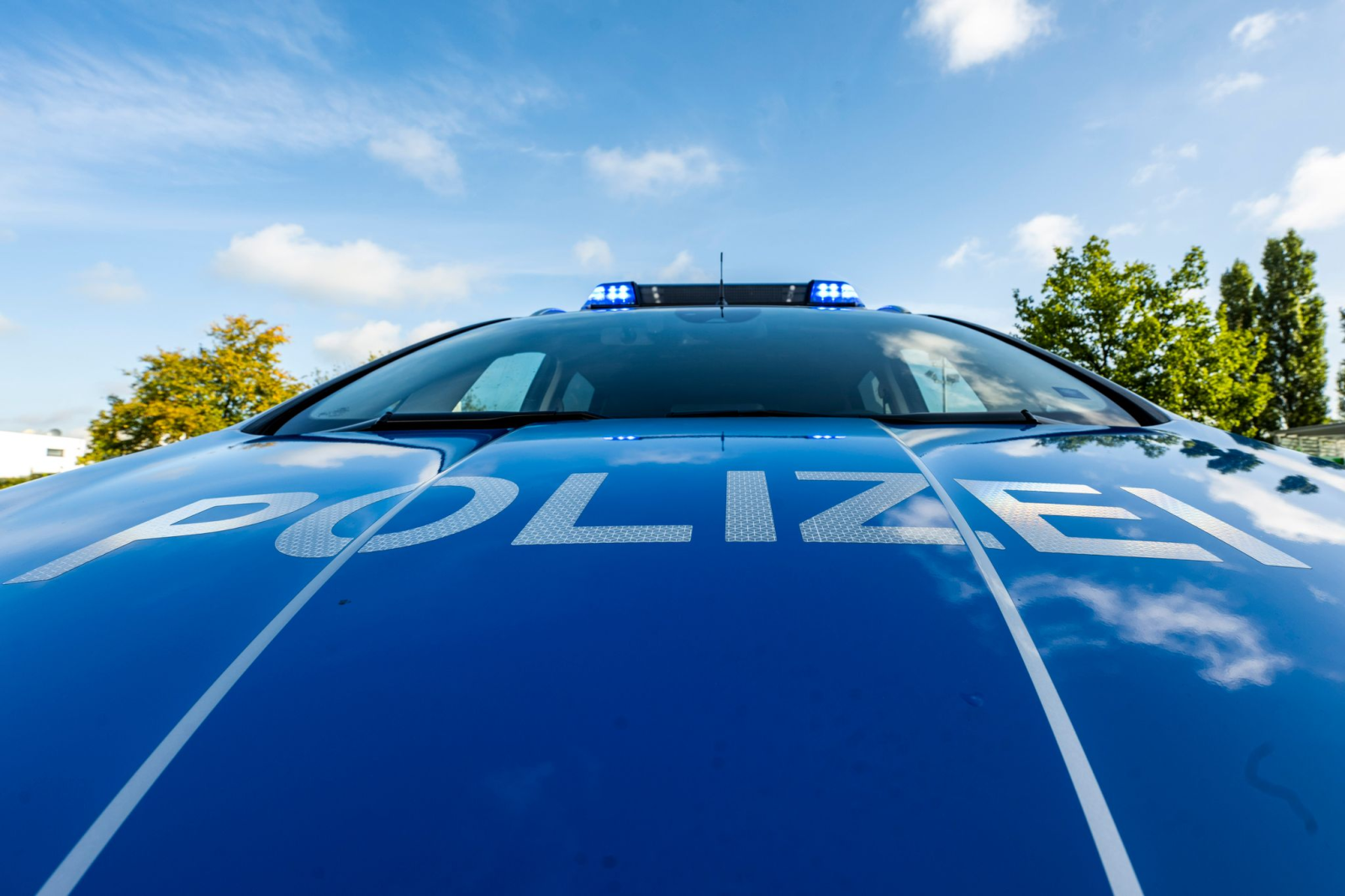 Auf der Motorhaube eines Streifenwagens steht der Schriftzug «Polizei».