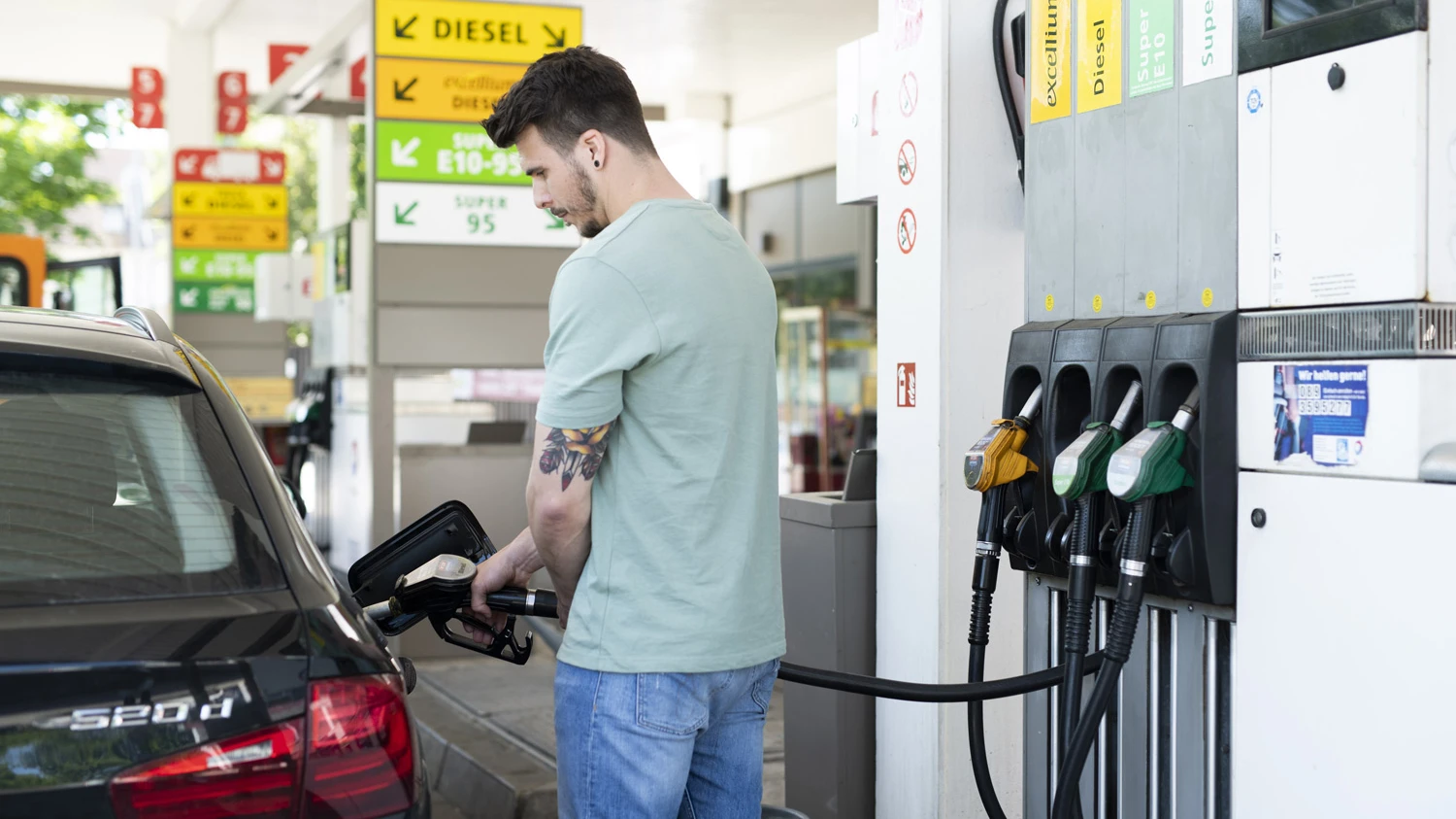 Wer an der Autobahn tankt, zahlt kräftig drauf, © ADAC/Martin Hangen Wer an der Autobahn tankt, zahlt kräftig drauf, © ADAC/Martin Hangen