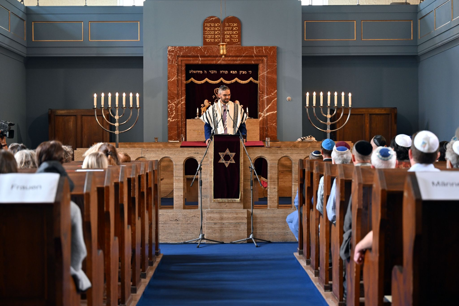 Landesrabbiner Alexander Nachama begrüßt die Gäste der Veranstaltung zum 70-jährigen Bestehen der Synagoge.