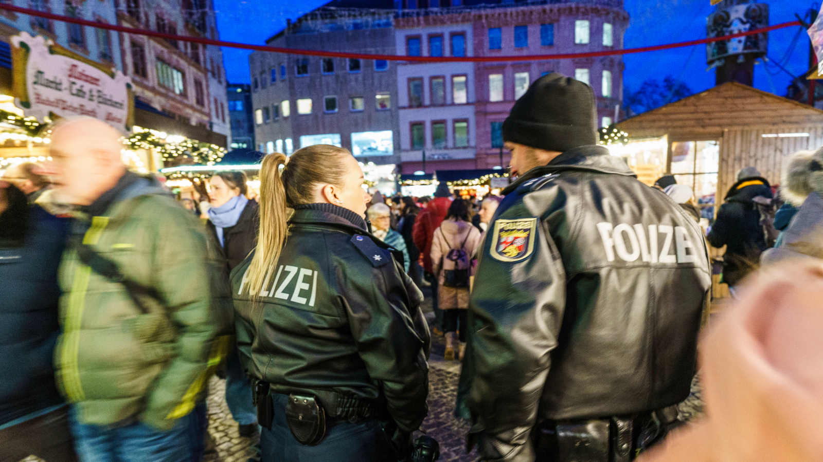 Rheinland-Pfalz, Mainz: Polis memurları Mainz'daki katedralin önündeki pazar meydanında kurulan Noel pazarında yürüyor (30.11.2023)., © Foto: Andreas Arnold/dpa