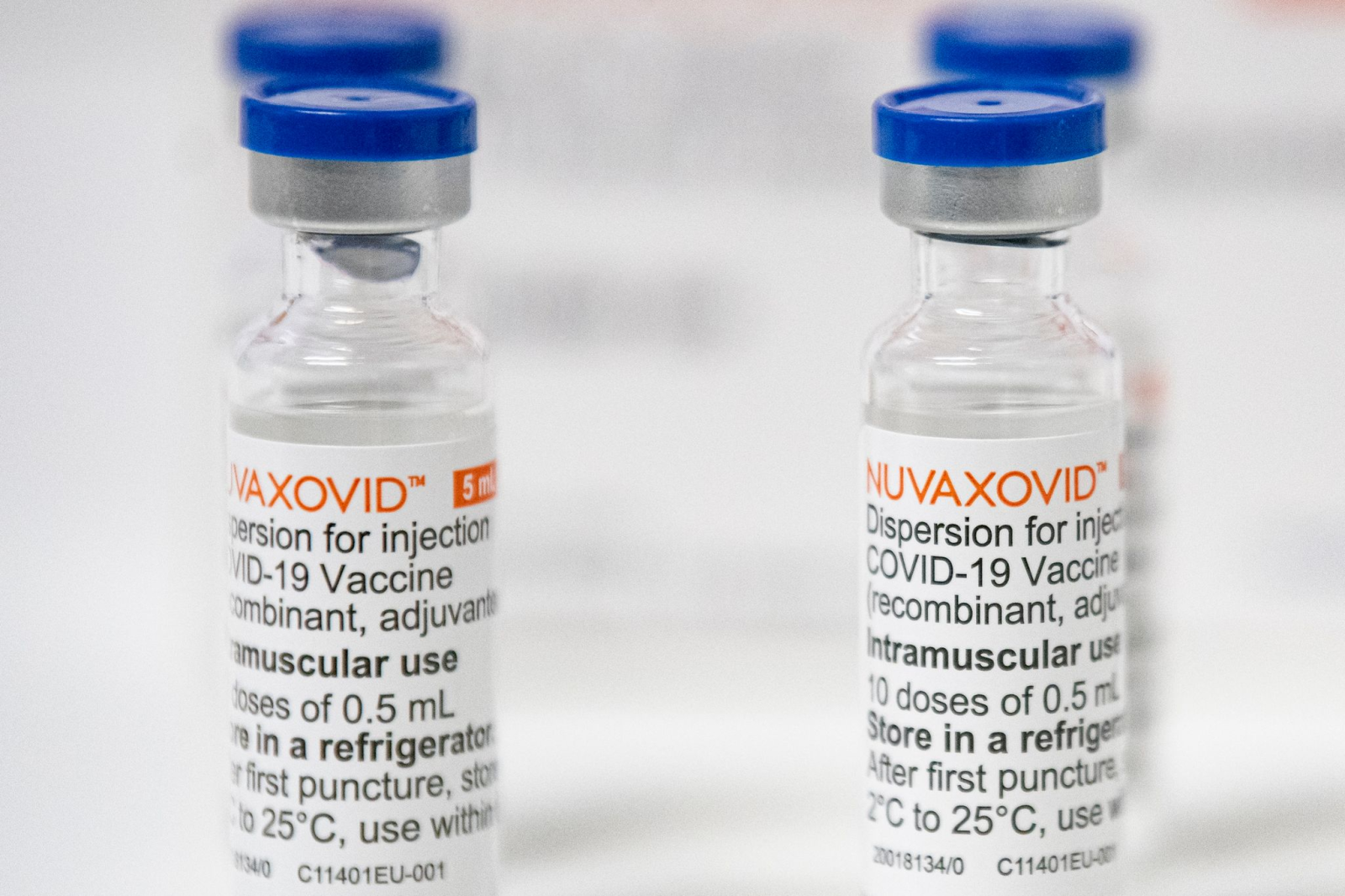 Ampullen mit dem Corona-Impfstoff Nuvaxovid stehen in einem Corona-Impfzentrum auf dem Tisch.