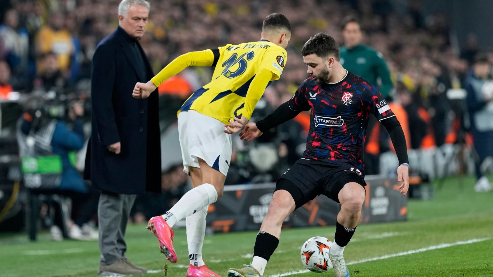 Fenerbahçe'nin Şampiyonlar Ligi'ndeki Muhtemel Rakipleri Belli Oldu!, © Khalil Hamra/AP/dpa Fenerbahçe'nin Şampiyonlar Ligi'ndeki Muhtemel Rakipleri Belli Oldu!, © Khalil Hamra/AP/dpa