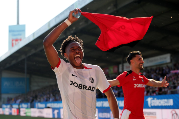 Freiburgs Junior Adamu jubelt nach dem Sieg bei Holstein Kiel., © Claus Bergmann/dpa