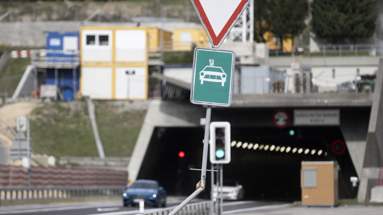 Stau vor dem Gotthard in beiden Richtungen, © Keystone / Alessandro Crinari