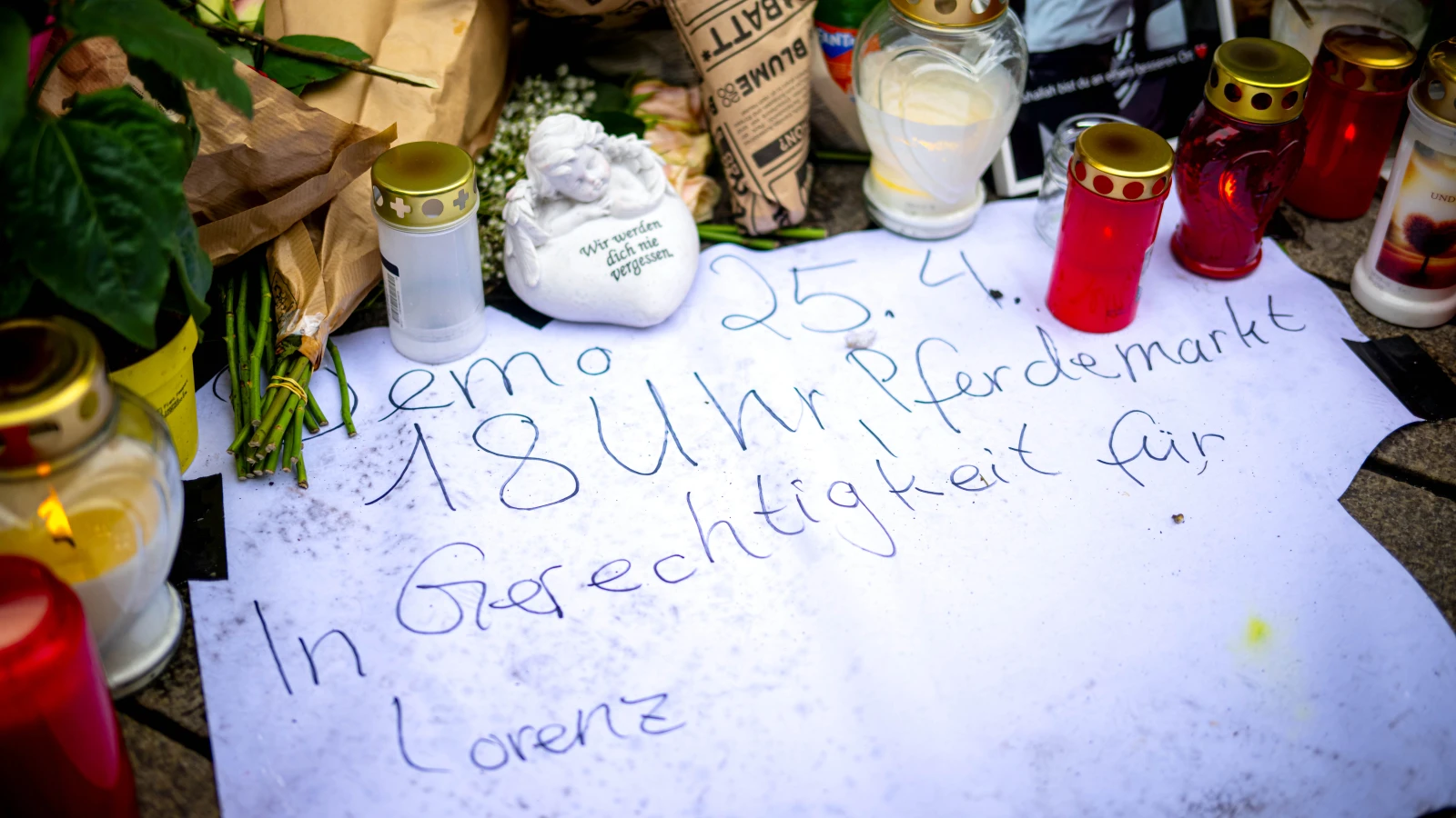 Paskalya gecesi Oldenburg’da polis kurşunuyla hayatını kaybeden 21 yaşındaki Lorenz A. için bugün kentte saat 18.00’de geniş katılımlı bir anma gösterisi düzenleniyor. , © Sina Schuldt/dpa Paskalya gecesi Oldenburg’da polis kurşunuyla hayatını kaybeden 21 yaşındaki Lorenz A. için bugün kentte saat 18.00’de geniş katılımlı bir anma gösterisi düzenleniyor. , © Sina Schuldt/dpa