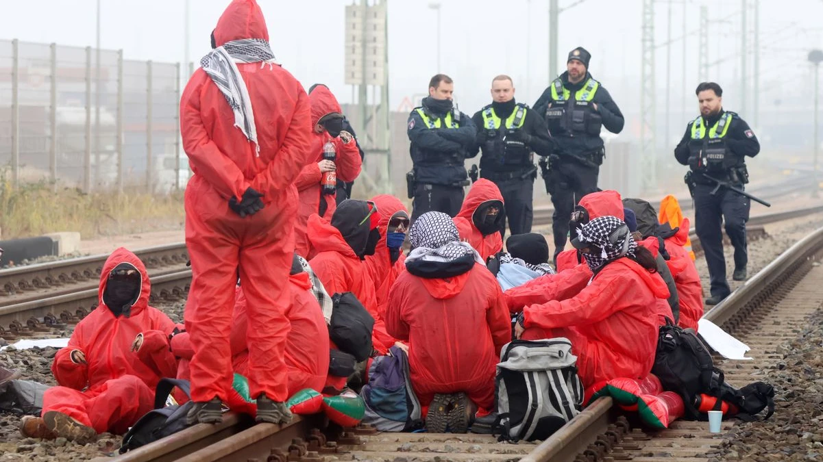 Hamburg Limanı’nda Protesto Nedeniyle Trafik Felç Oldu!, © Bodo Marks/dpa Hamburg Limanı’nda Protesto Nedeniyle Trafik Felç Oldu!, © Bodo Marks/dpa