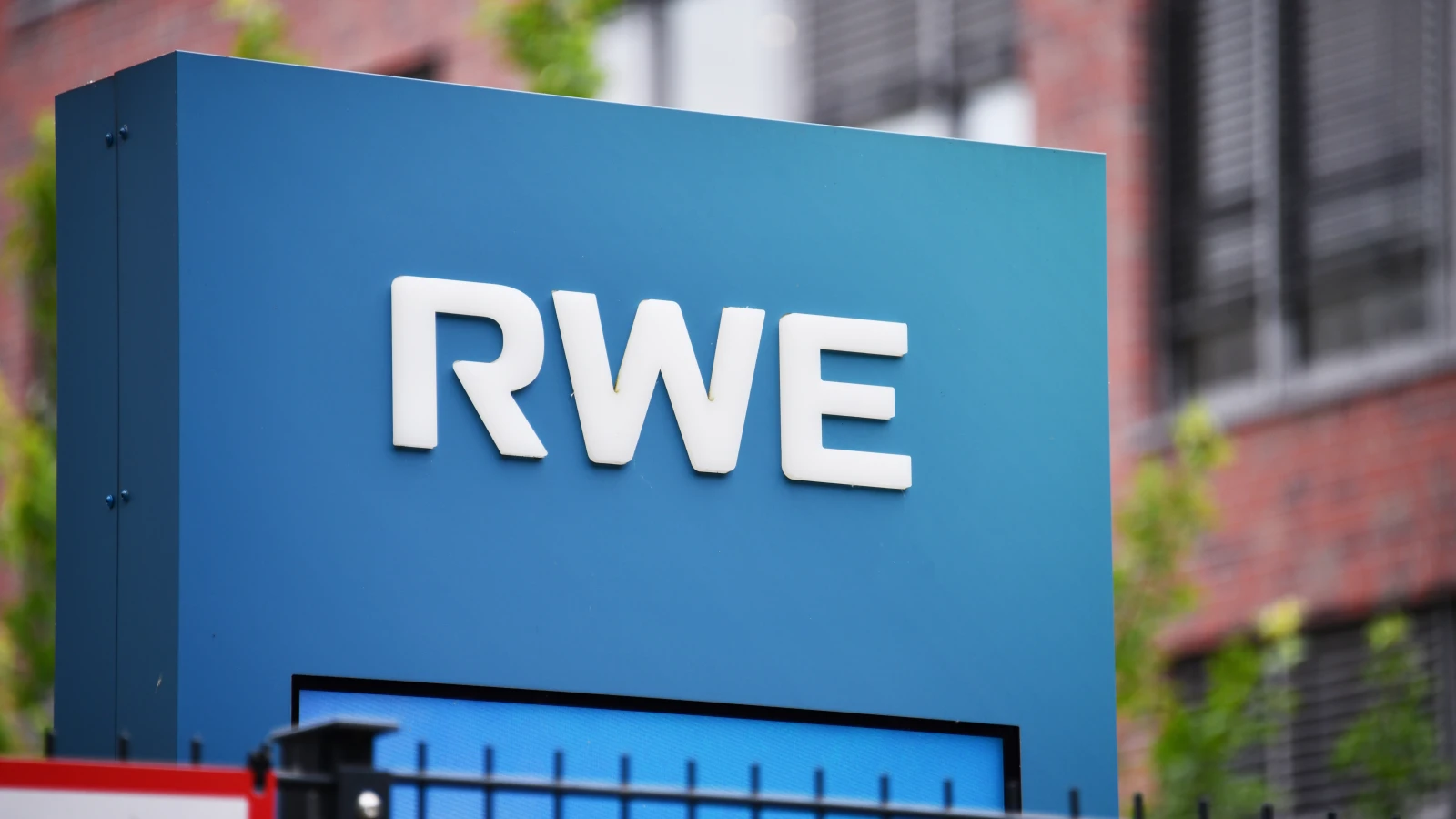RWE Genel Kurulu Öncesi Protestolar: “Yeşil Dönüşüm” Eleştiriliyor, © shutterstock RWE Genel Kurulu Öncesi Protestolar: “Yeşil Dönüşüm” Eleştiriliyor, © shutterstock