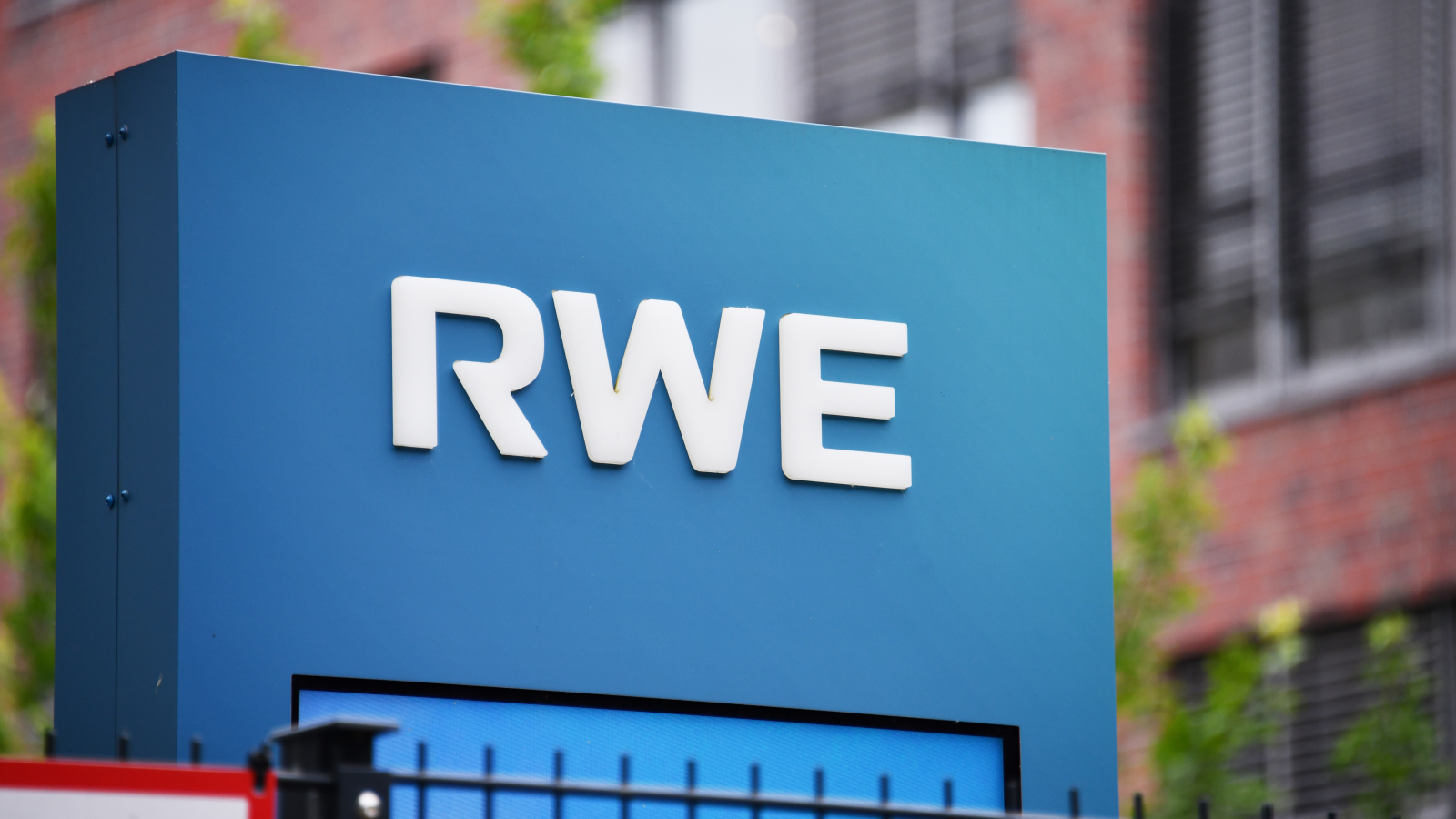 RWE Genel Kurulu Öncesi Protestolar: “Yeşil Dönüşüm” Eleştiriliyor, © shutterstock