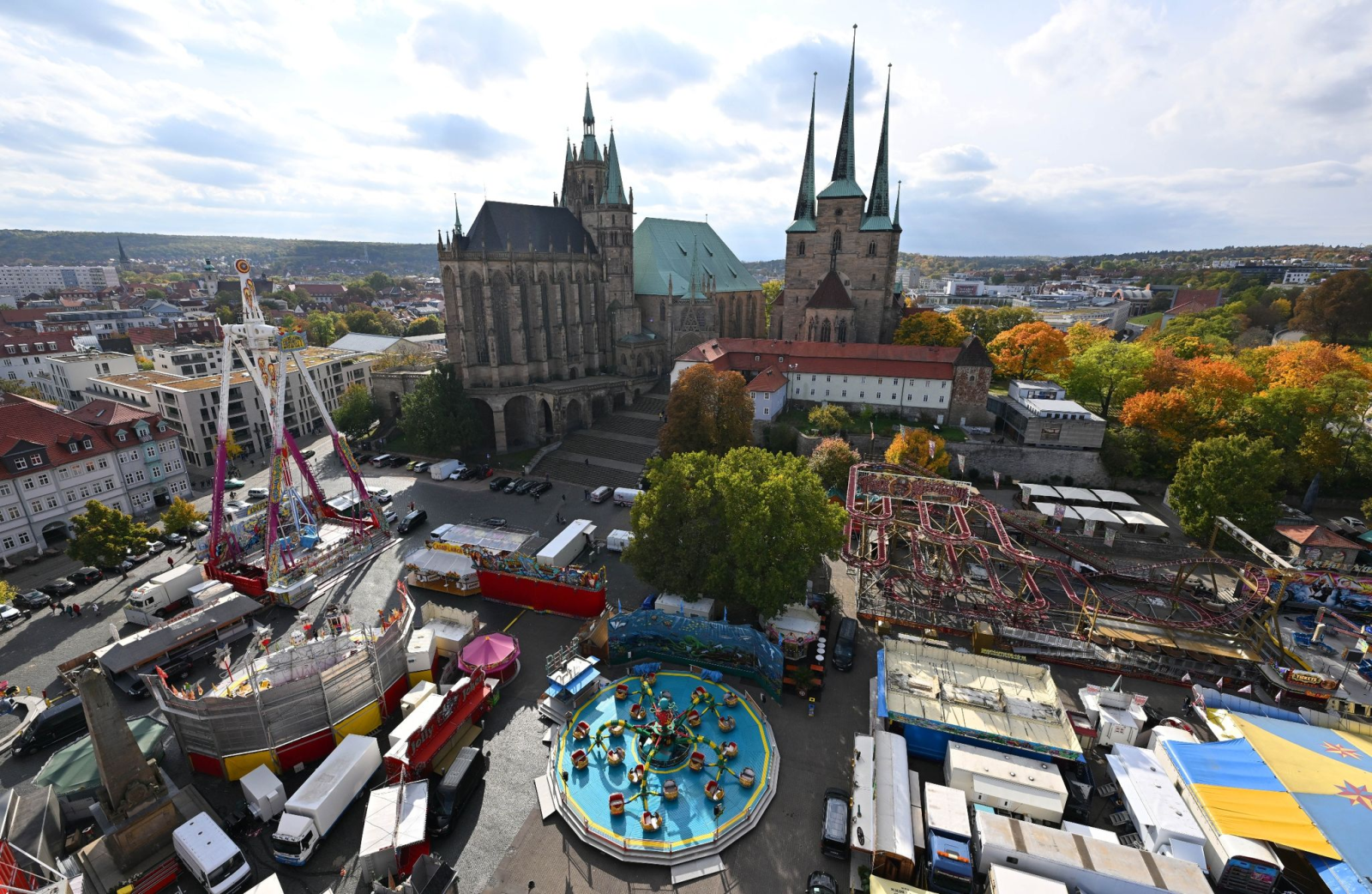 Schaustellergeschäfte für das Oktoberfest sind auf dem Domplatz vor Mariendom und Severikirche aufgebaut.