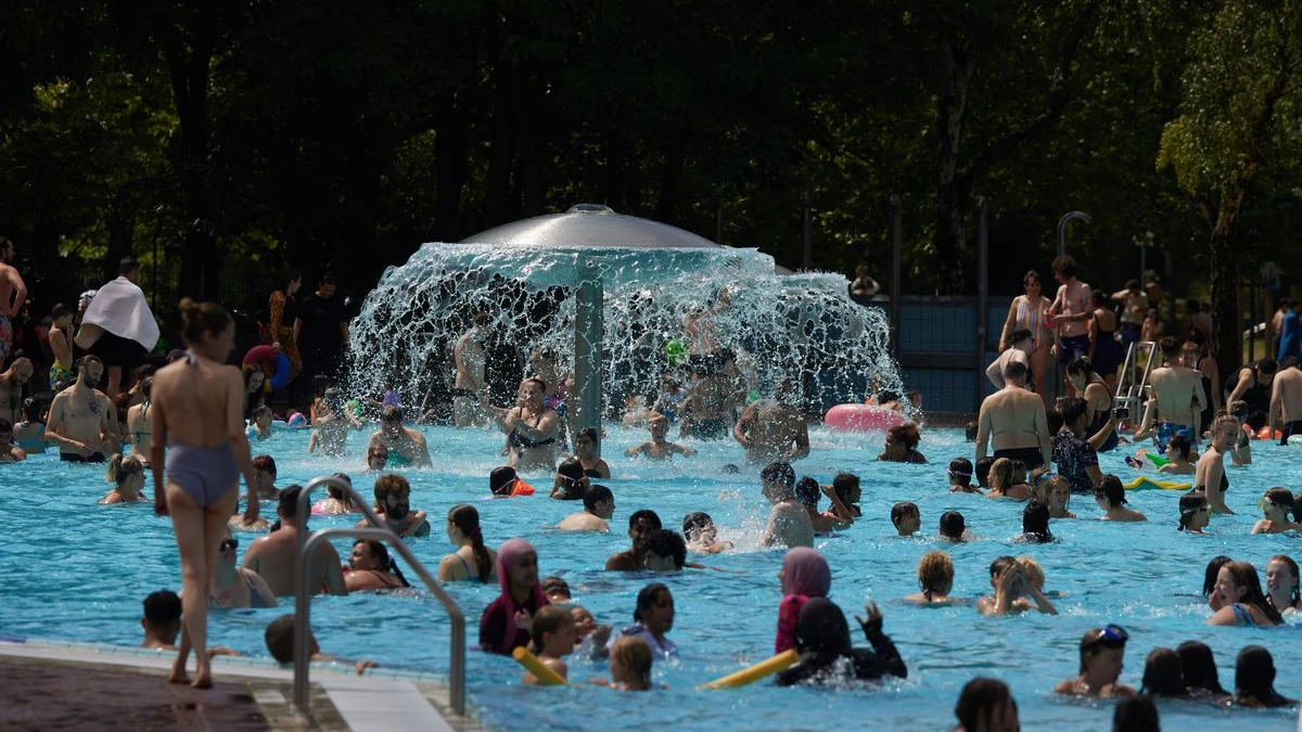 🌡️ Çarşamba Günü 41 Dereceye Ulaşacak: Yılın En Sıcak Günü Olabilir!, © Jörg Carstensen/dpa 🌡️ Çarşamba Günü 41 Dereceye Ulaşacak: Yılın En Sıcak Günü Olabilir!, © Jörg Carstensen/dpa