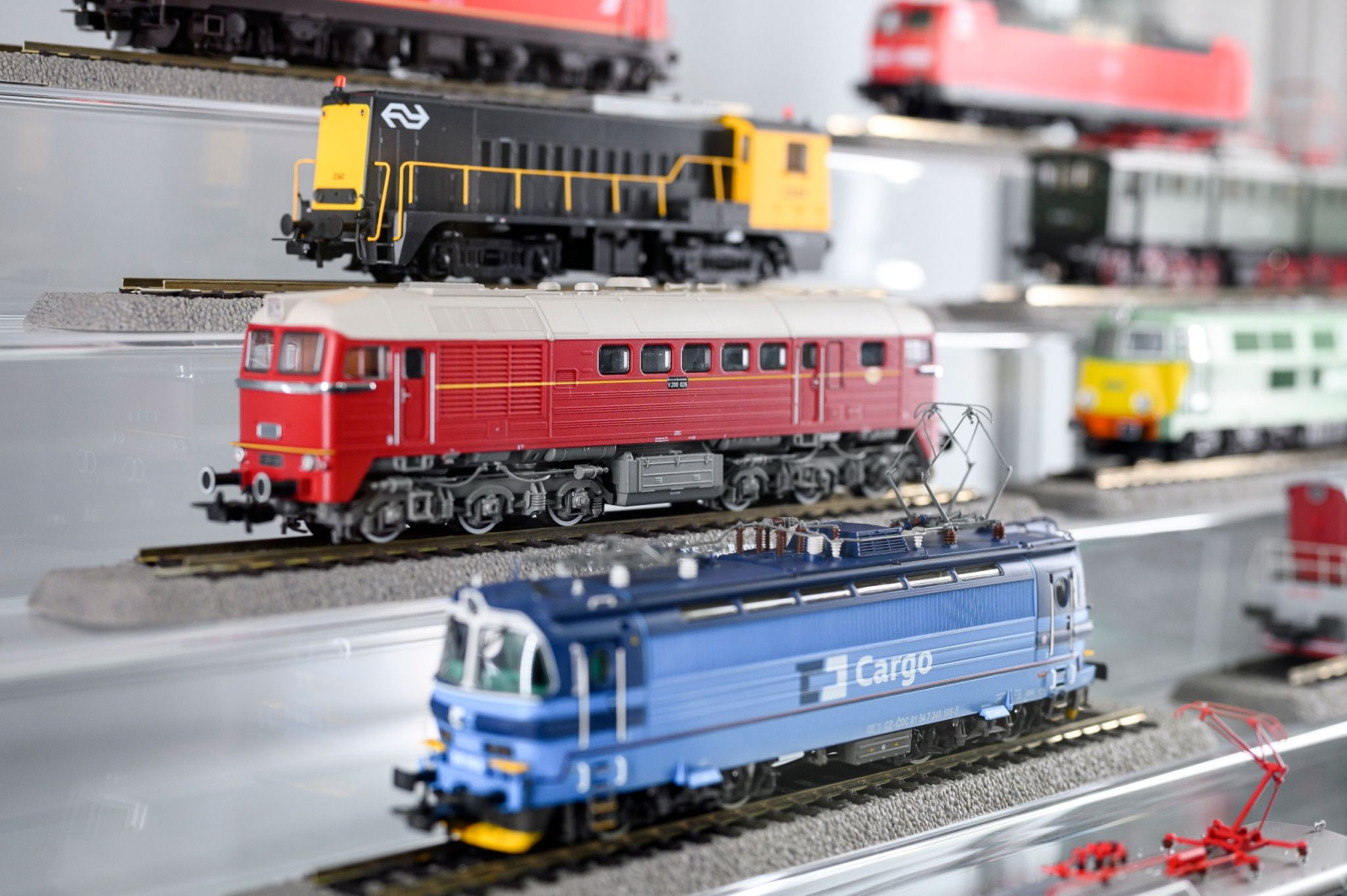 Verschiedene Eisenbahn-Modelle der Firma Piko stehen am Rande einer Pressekonferenz in einer Vitrine.