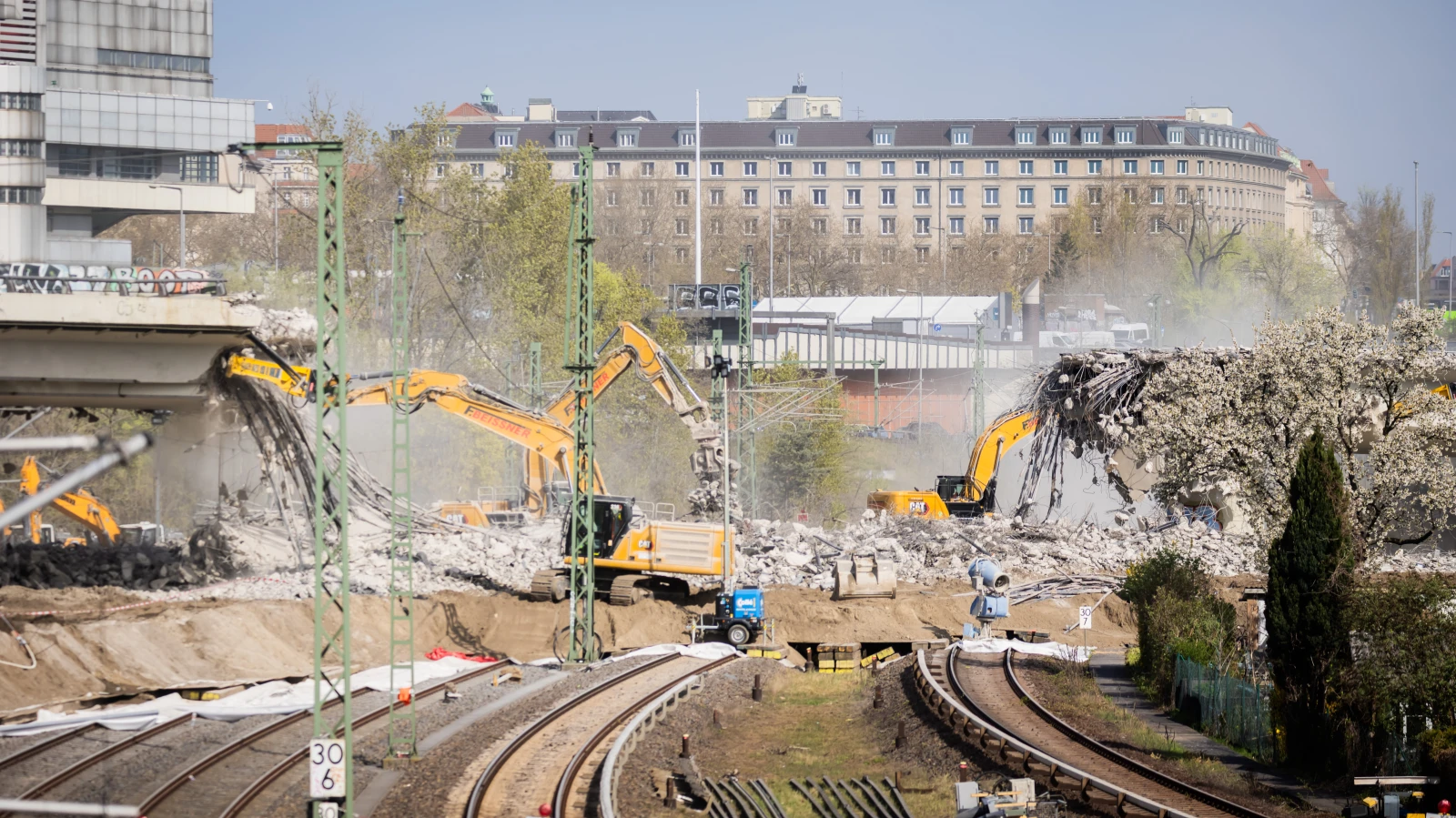 A100: Yıkım Tüm Hızıyla Sürüyor – Beton ve Çelik Geri Dönüştürülüyor!, © dpa A100: Yıkım Tüm Hızıyla Sürüyor – Beton ve Çelik Geri Dönüştürülüyor!, © dpa