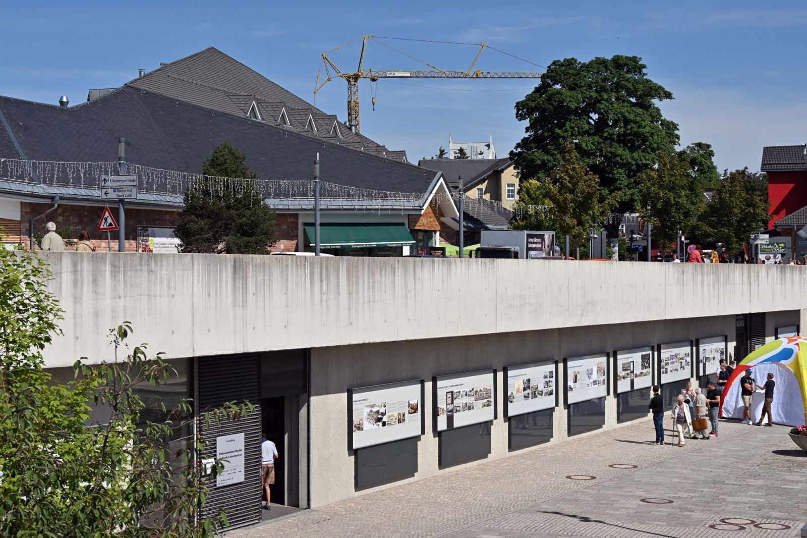 Eine Ausstellung zur Stadtentwicklung im Außenbereich des Kurparks ist mit der der Ausstellung "Weltmeisterliches Oberhof.