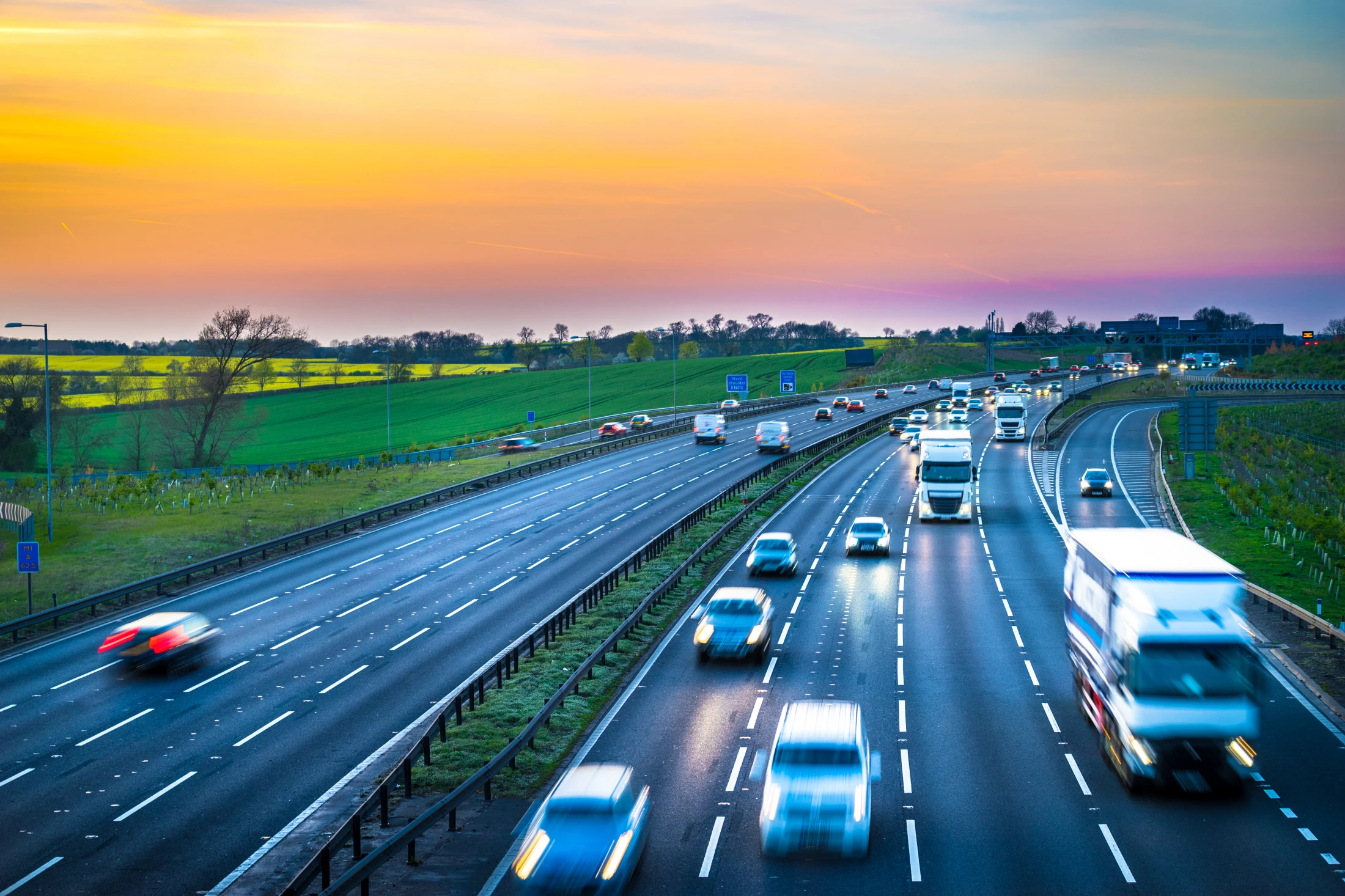 Autobahnverkehr, © Shutterstock Autobahnverkehr, © Shutterstock