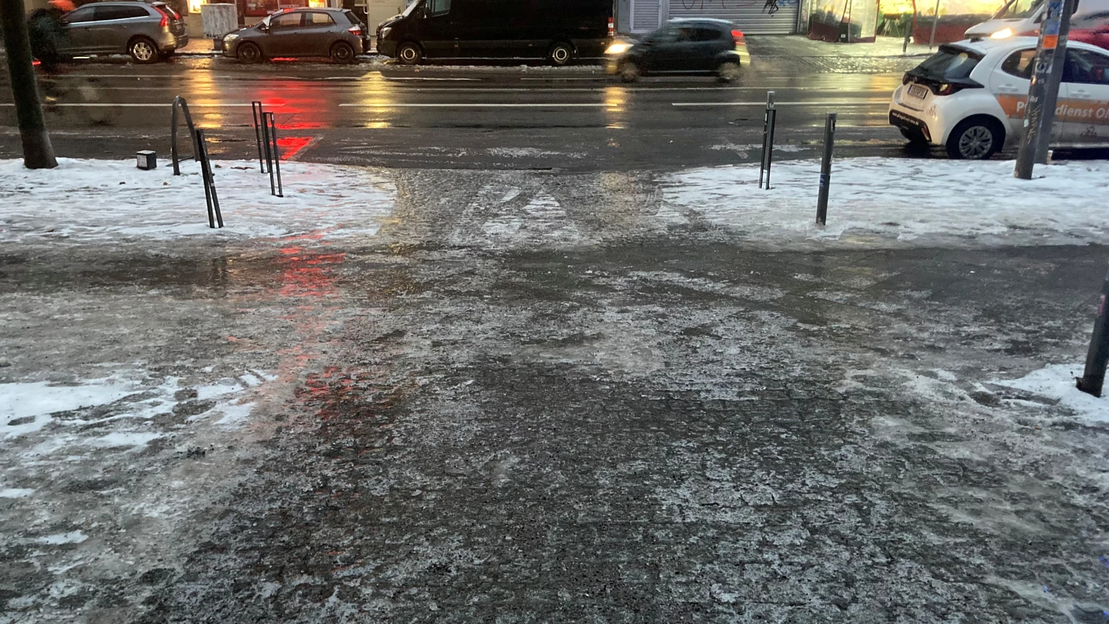 Berlin’de Kaldırım Temizliği Tartışması: Kim Nereyi Temizliyor?, © Taner Şentürk/MFM Berlin’de Kaldırım Temizliği Tartışması: Kim Nereyi Temizliyor?, © Taner Şentürk/MFM