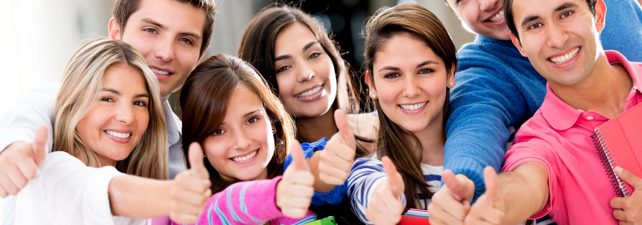 Gruppe junger Menschen zeigen Daumen hoch, © shutterstock Gruppe junger Menschen zeigen Daumen hoch, © shutterstock