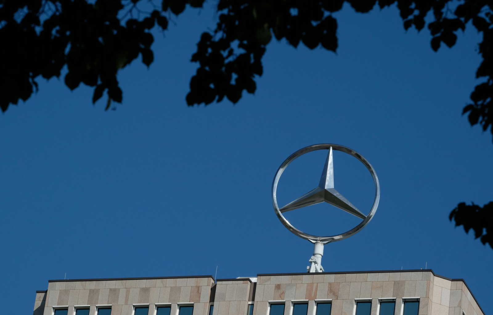 Mercedes-Stern bleibt noch eine Weile auf alter Zentrale