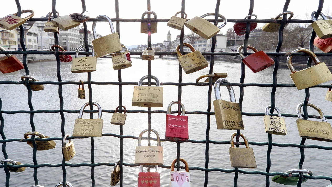 Zürcher Paare lassen Liebesschwüre mit der Trennscheibe entfernen, © Keystone-SDA Zürcher Paare lassen Liebesschwüre mit der Trennscheibe entfernen, © Keystone-SDA