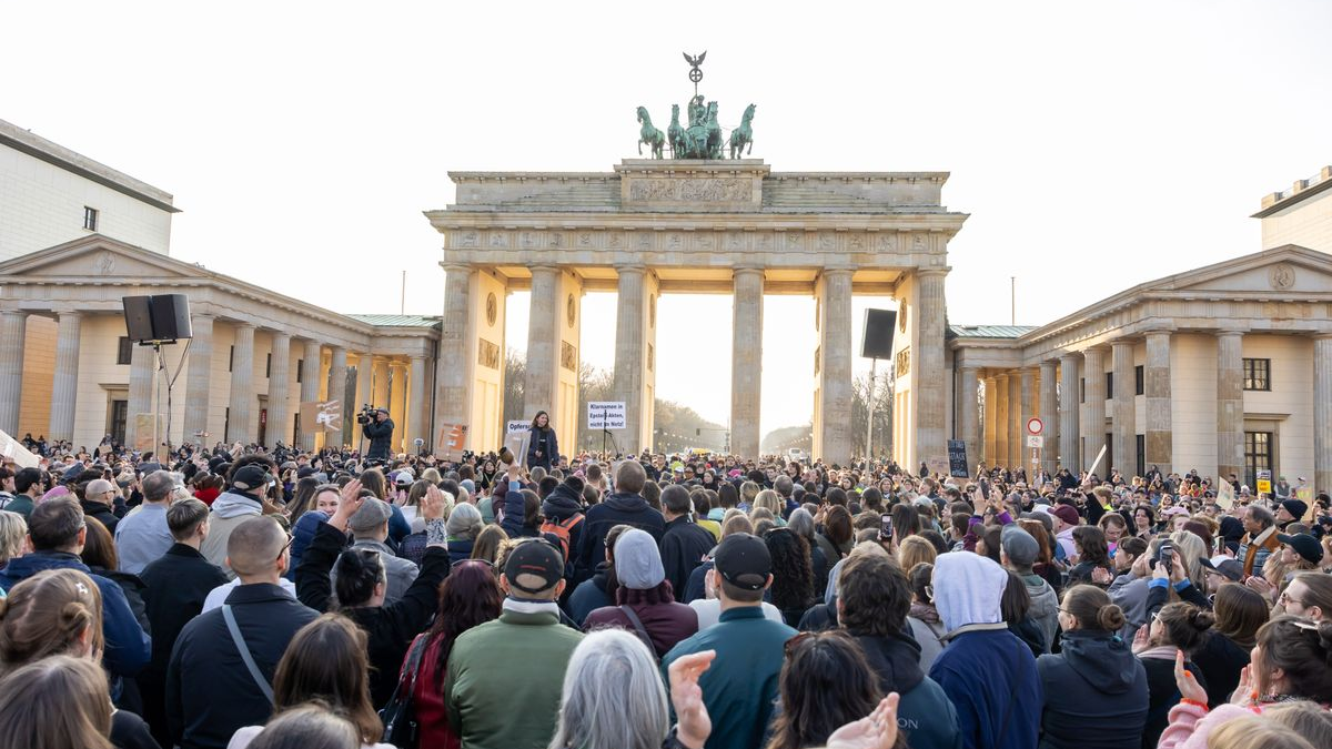 Brandenburger Tor’da binlerce kişi toplandı!, © Gerald Matzka/dpa