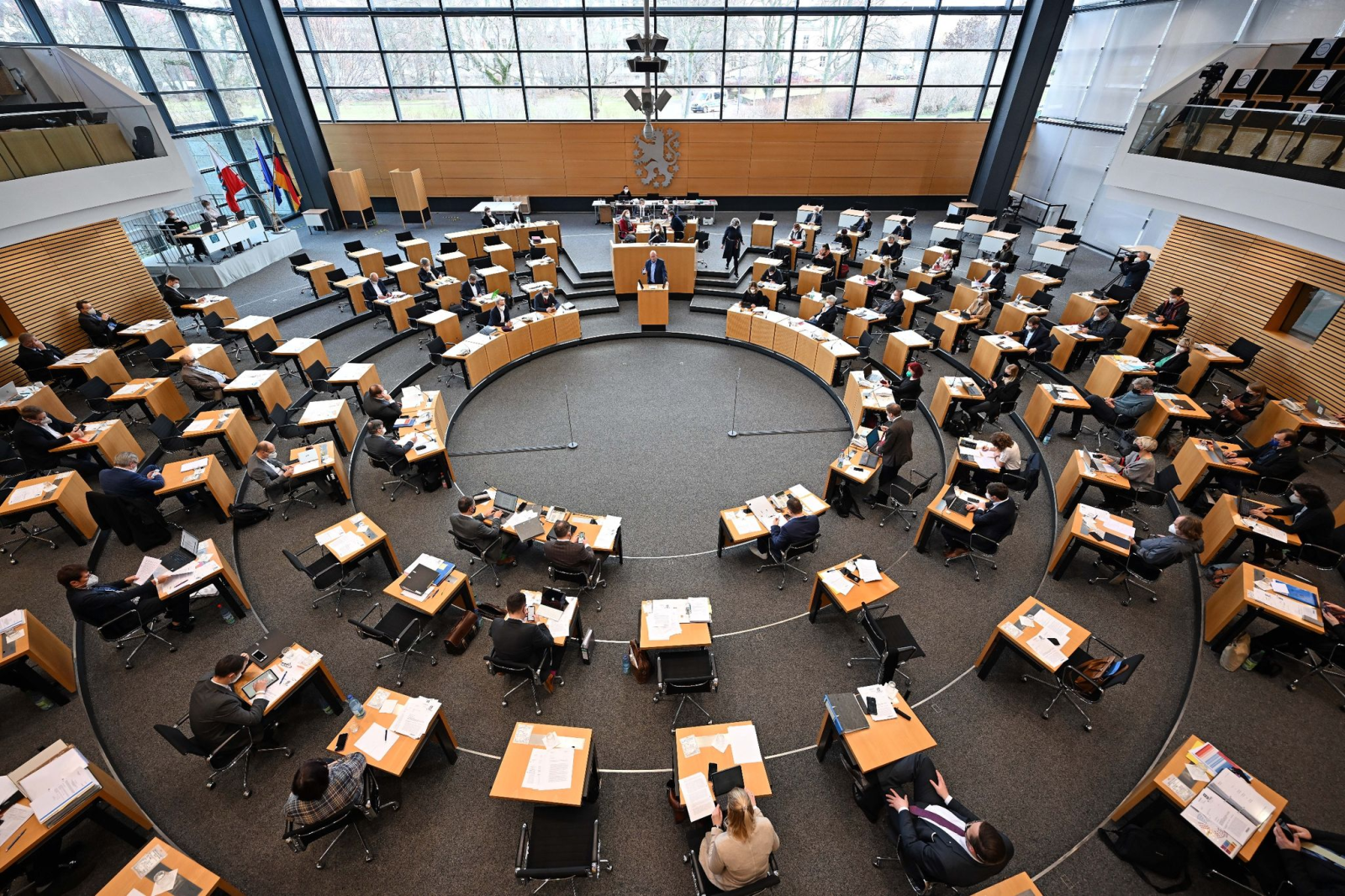 Ein Plenum beginnt im Plenarsaal des Thüringer Landtags.