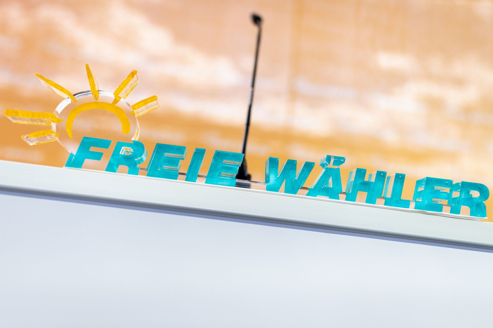 Ein Logo der Freien Wähler., © Matthias Balk/dpa