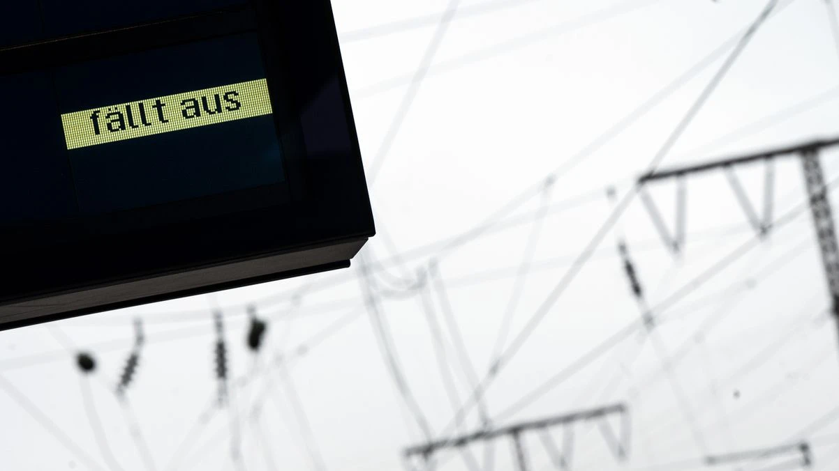 KREFELD’DE SİNYALİZASYON ARIZASI GİDERİLDİ!, © dpa KREFELD’DE SİNYALİZASYON ARIZASI GİDERİLDİ!, © dpa