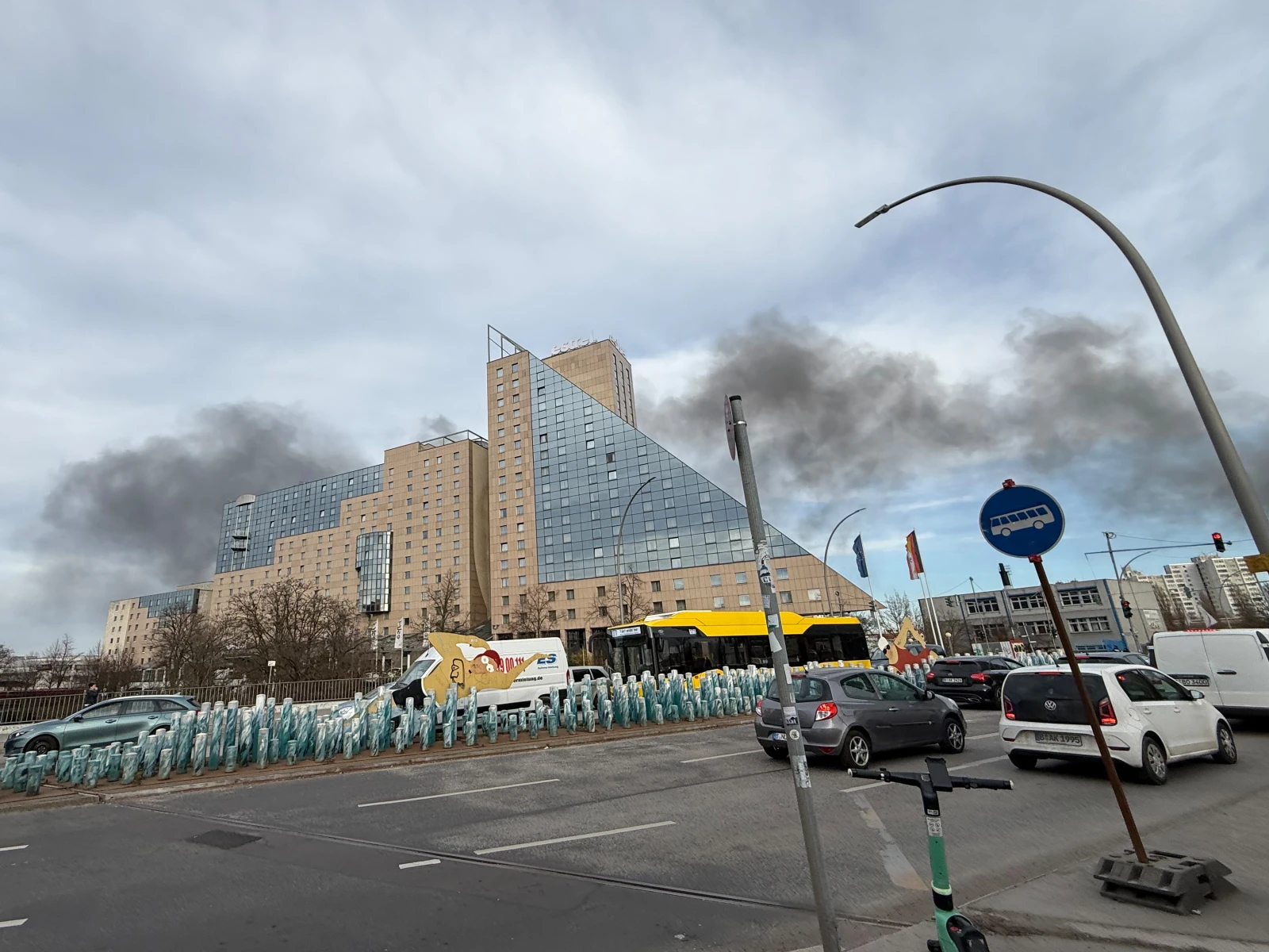 Berlin-Neukölln'de Depo Yangını: Dumanlar Şehrin Her Yerinden Görüldü, © Silke Sullivan/dpa Berlin-Neukölln'de Depo Yangını: Dumanlar Şehrin Her Yerinden Görüldü, © Silke Sullivan/dpa