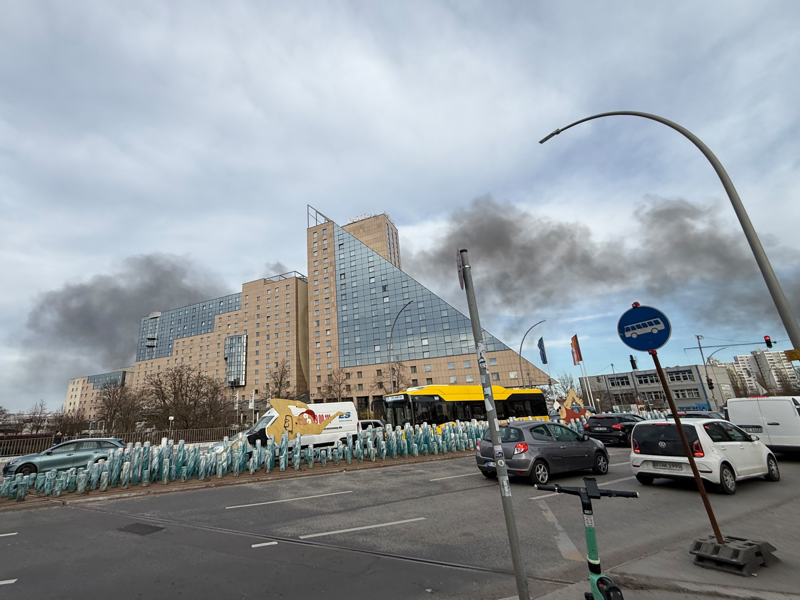 Berlin-Neukölln'de Depo Yangını: Dumanlar Şehrin Her Yerinden Görüldü, © Silke Sullivan/dpa