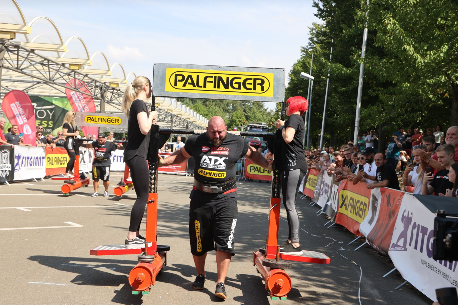 Der Sieger und somit stärkste Mann Deuschlands, Dennis Kohlruss aus Rastatt, trägt ein 400 kg schweres Eisengestell.