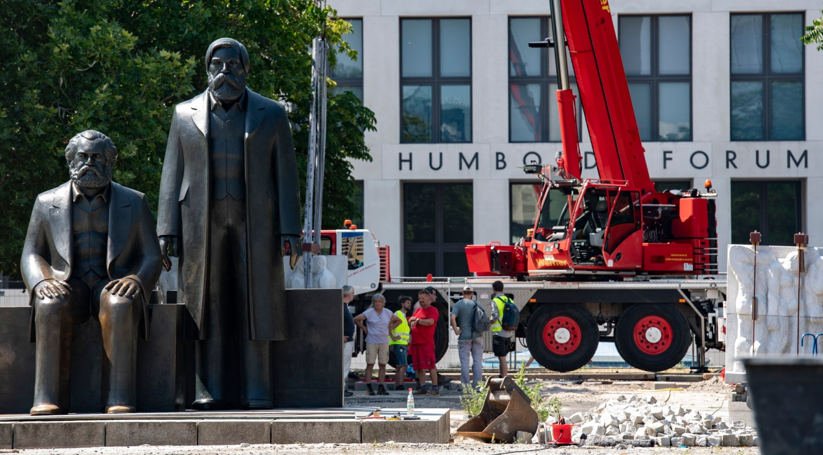 Das Marx-Engels-Denkmal steht nun wieder am alten Platz.