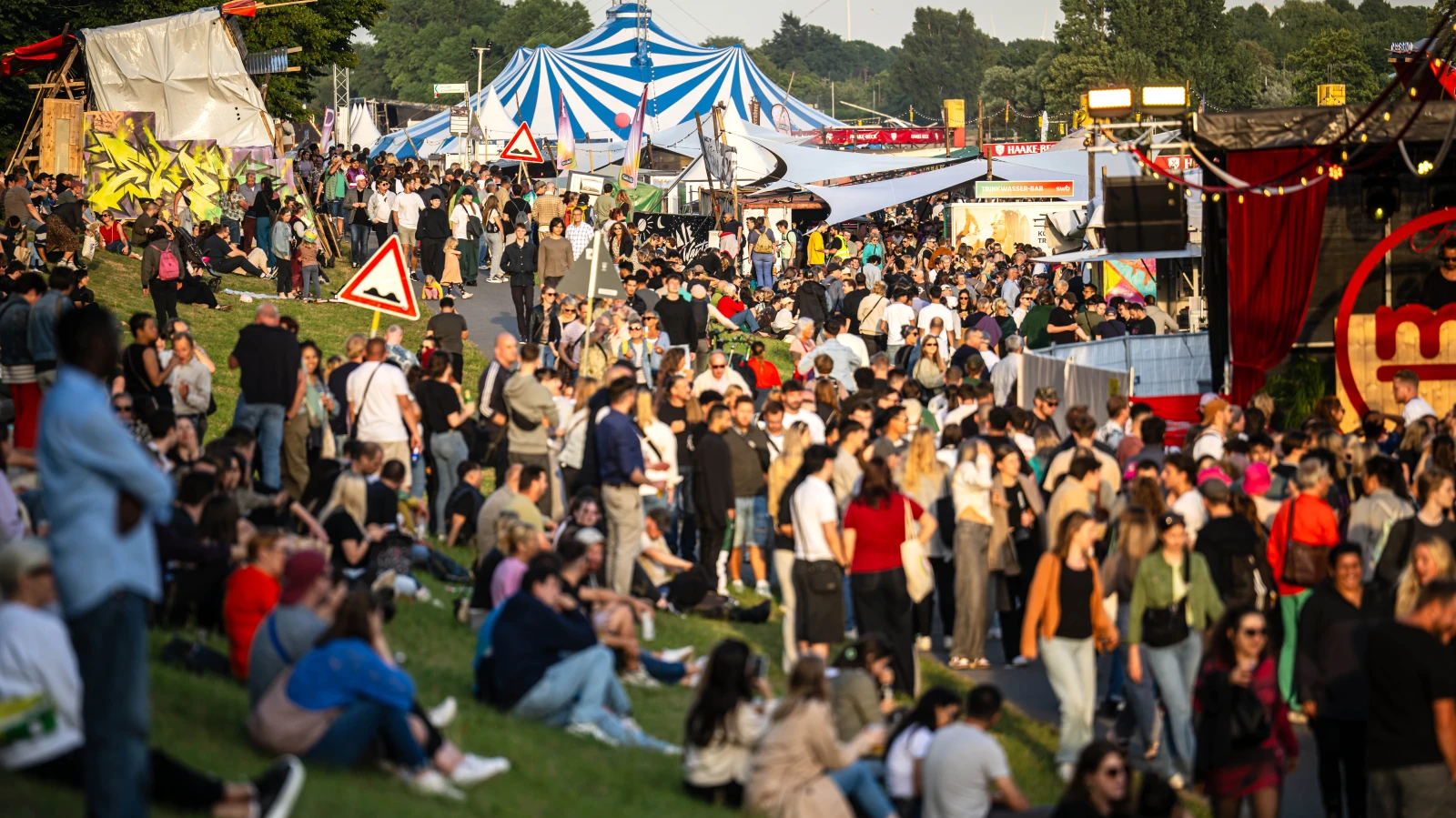 Bremen’de Festivale Dönüş: Breminale 2025 Hafta Sonu Daha Dolu Olacak!, © Sina Schuldt/dpa Bremen’de Festivale Dönüş: Breminale 2025 Hafta Sonu Daha Dolu Olacak!, © Sina Schuldt/dpa