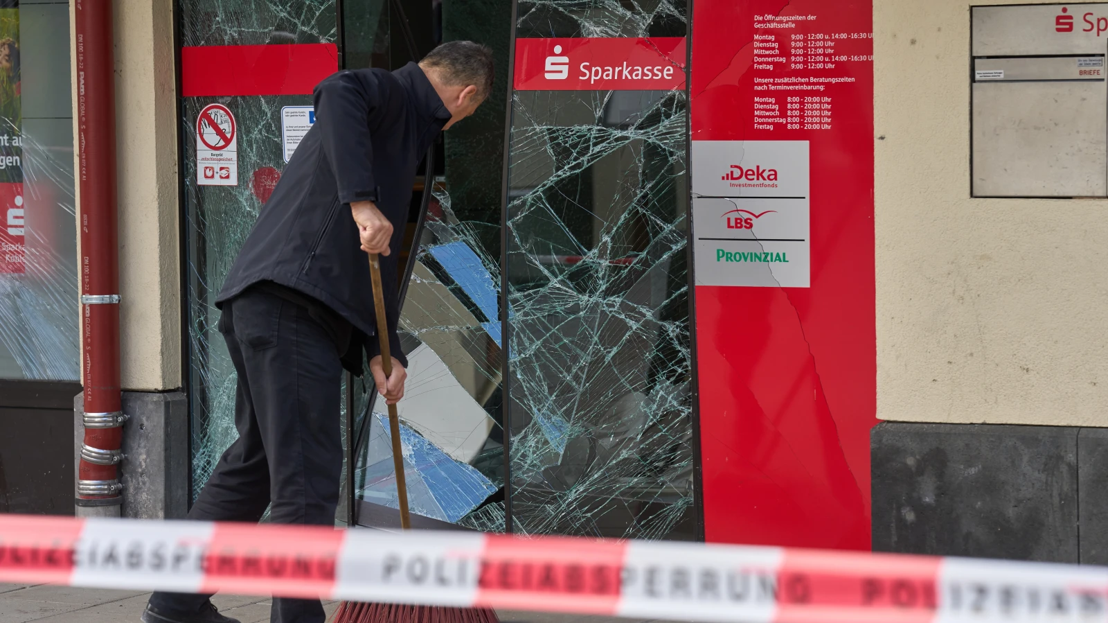 Leverkusen`deki Soyguna Rağmen ATM Patlatmalarının Sayısı Düştü.!, © dpa Leverkusen`deki Soyguna Rağmen ATM Patlatmalarının Sayısı Düştü.!, © dpa
