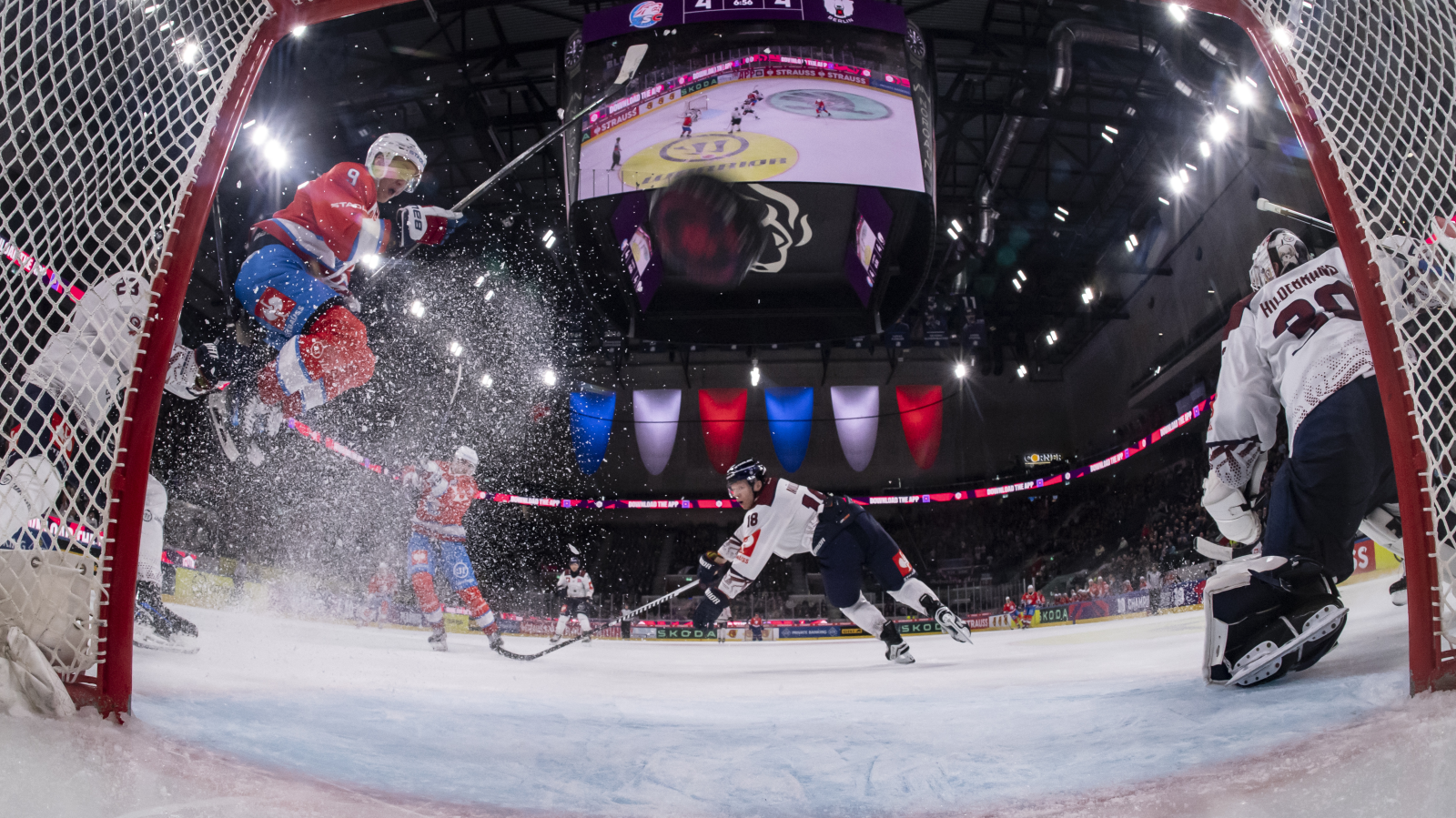 ZSC mit neuerlicher Aufholjagd zur Premiere, © Keystone / Til Buergy