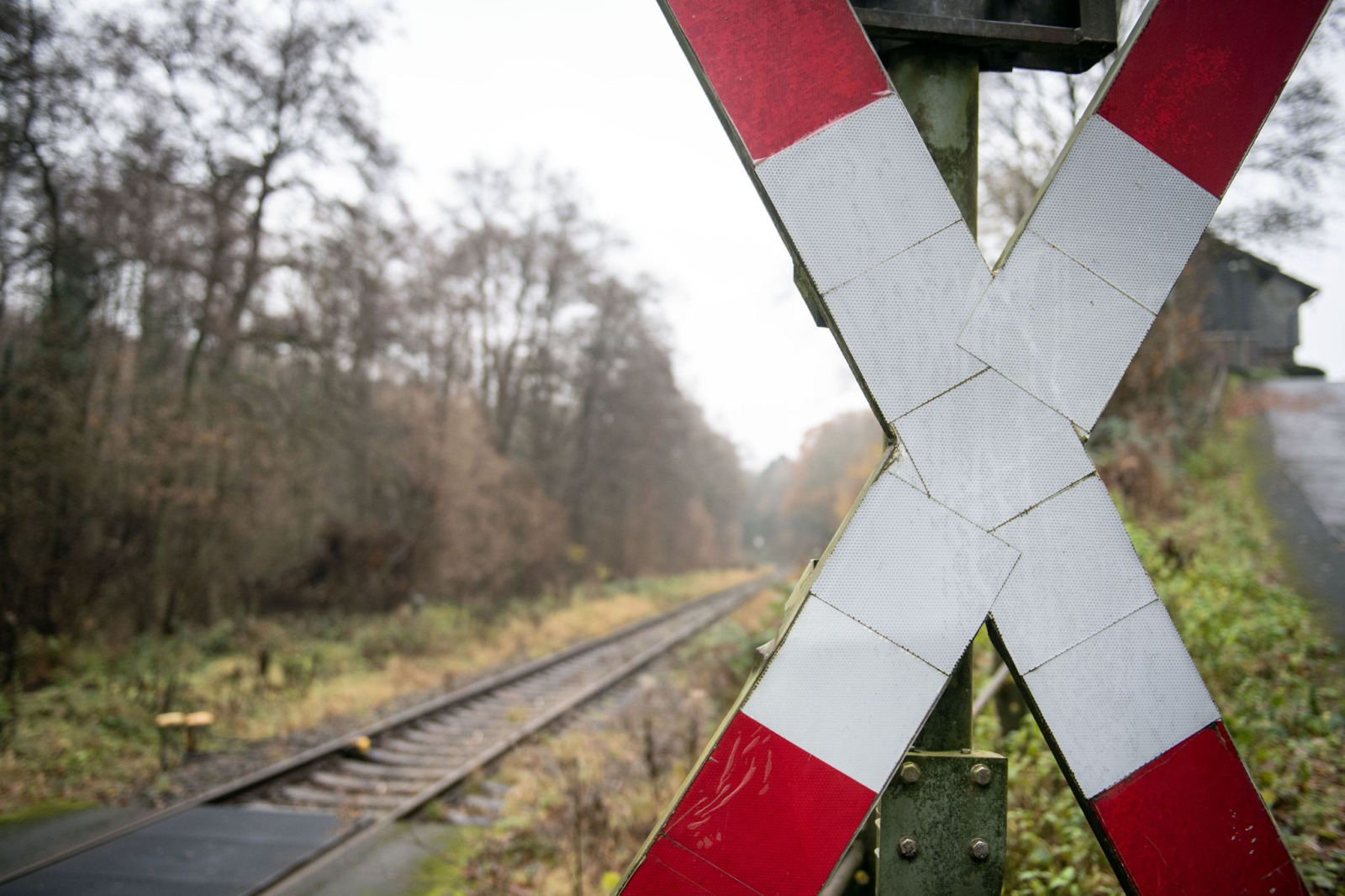 Mit dem Andreaskreuz sind alle Bahnübergänge der Deutschen Bahn gekennzeichnet - unabhängig davon, wie diese gesichert sind. , © Bernd Thissen/dpa