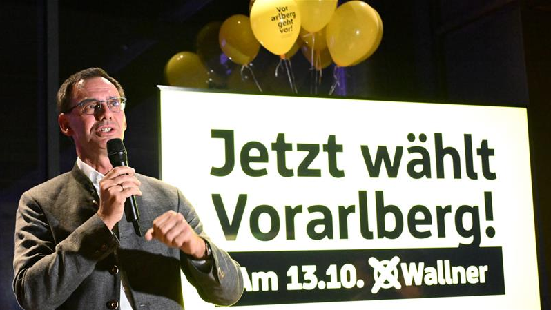 Regierungsverhandlungen in Vorarlberg starten, © Landeshauptmann Wallner vor ÖVP- Wahlplakat 