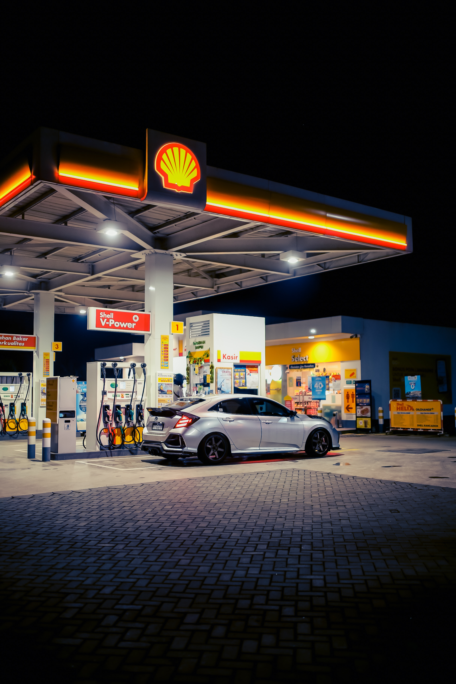 Auto steht an Shell-Tankstelle, © Muhamad Lutfi