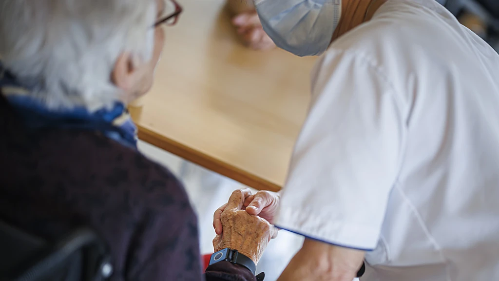 Arbeitsbelastung des Pflegepersonals ist laut Umfrage gestiegen, © Keystone / SDA / Symbolbild Arbeitsbelastung des Pflegepersonals ist laut Umfrage gestiegen, © Keystone / SDA / Symbolbild