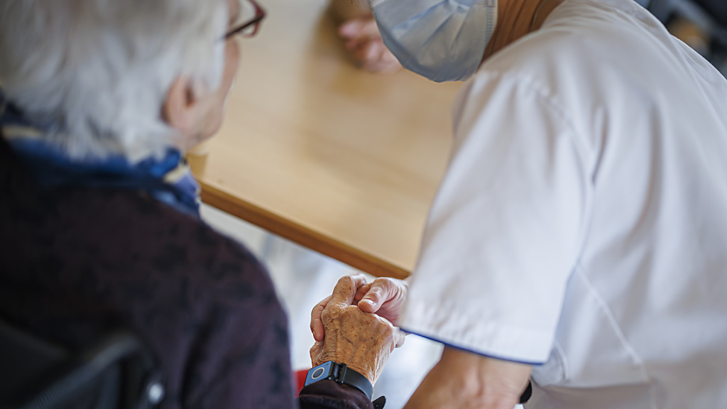 Arbeitsbelastung des Pflegepersonals ist laut Umfrage gestiegen, © Keystone / SDA / Symbolbild