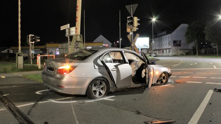 Offenbach’ta Ağır Trafik Kazası: Bir Kadın Hayatını Kaybetti, Üç Kişi Ağır Yaralandı, © --/Polizei Hamm/dpa Offenbach’ta Ağır Trafik Kazası: Bir Kadın Hayatını Kaybetti, Üç Kişi Ağır Yaralandı, © --/Polizei Hamm/dpa