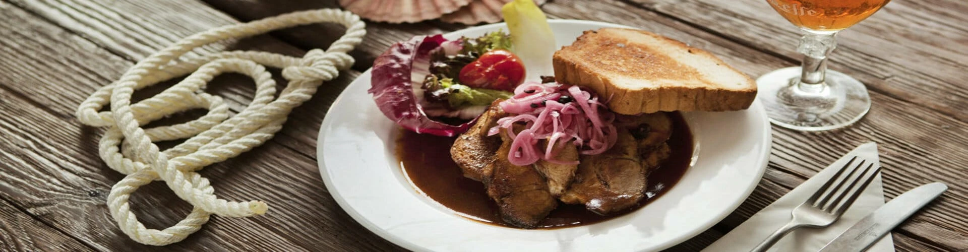 Teller mit essen auf einem Holztisch, © Shutterstock Teller mit essen auf einem Holztisch, © Shutterstock
