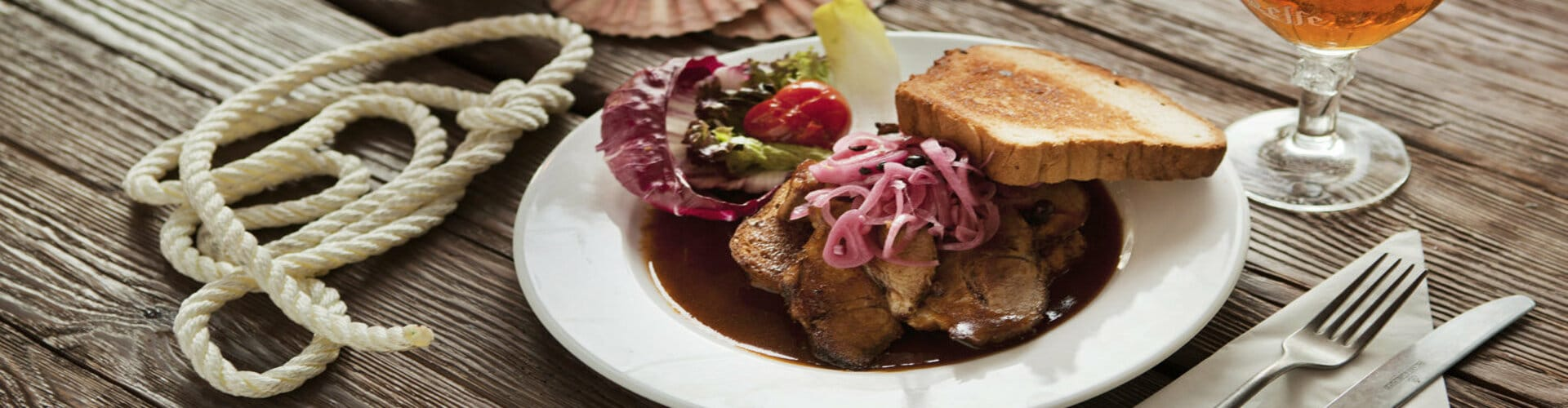 Teller mit essen auf einem Holztisch, © Shutterstock