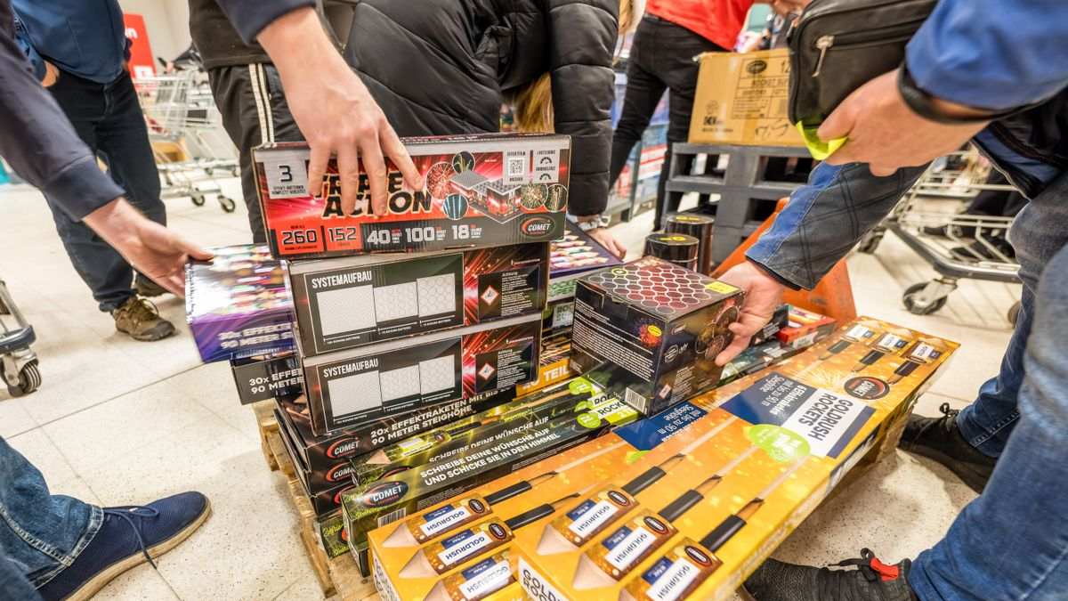 Silvester İçin Geri Sayım Başladı: Havai Fişek ve Böller Satışı Bugün Başladı, © Frank Hammerschmidt/dpa