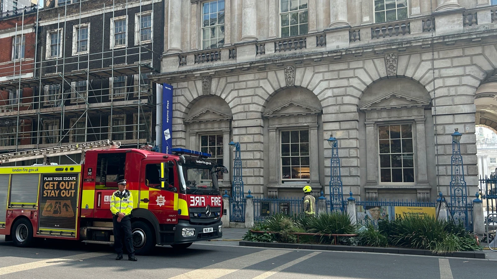 Feuer in Londoner Somerset House, © Pol Allingham/PA via AP Feuer in Londoner Somerset House, © Pol Allingham/PA via AP