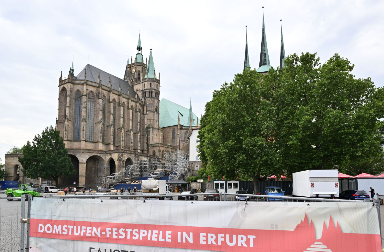 Auf dem Erfurter Domplatz beginnt der Aufbau der Bühne für die Domstufenfestspiele.