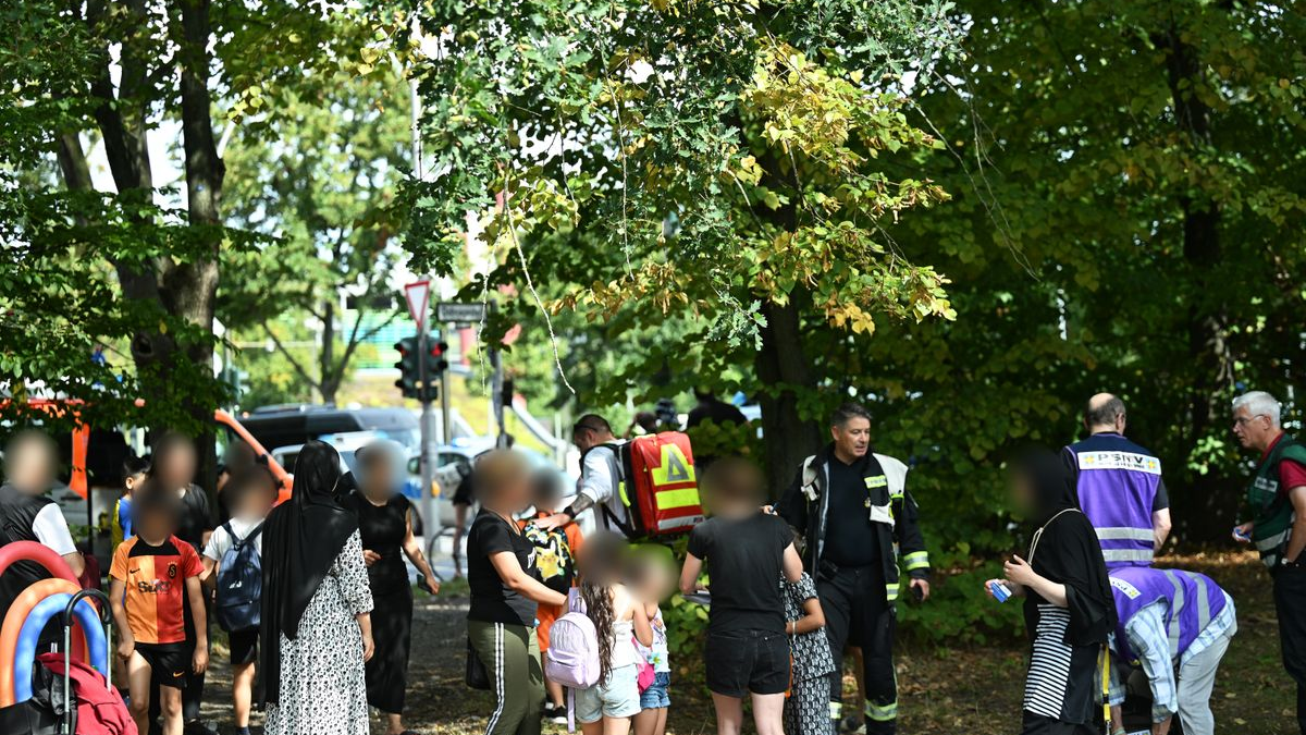Wedding’de otomobil çocuk grubuna daldı!, © Annette Riedl/dpa