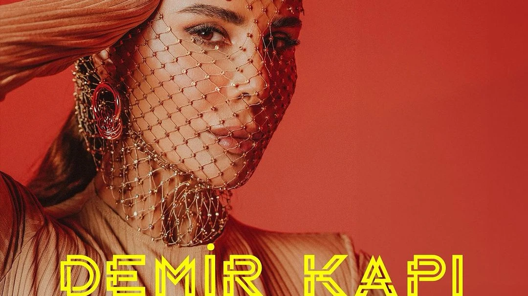 Betül Demir’in Mabel Matiz imzalı yeni şarkısı “Demir Kapı”, © Betül Demir instagram hesabı Betül Demir’in Mabel Matiz imzalı yeni şarkısı “Demir Kapı”, © Betül Demir instagram hesabı