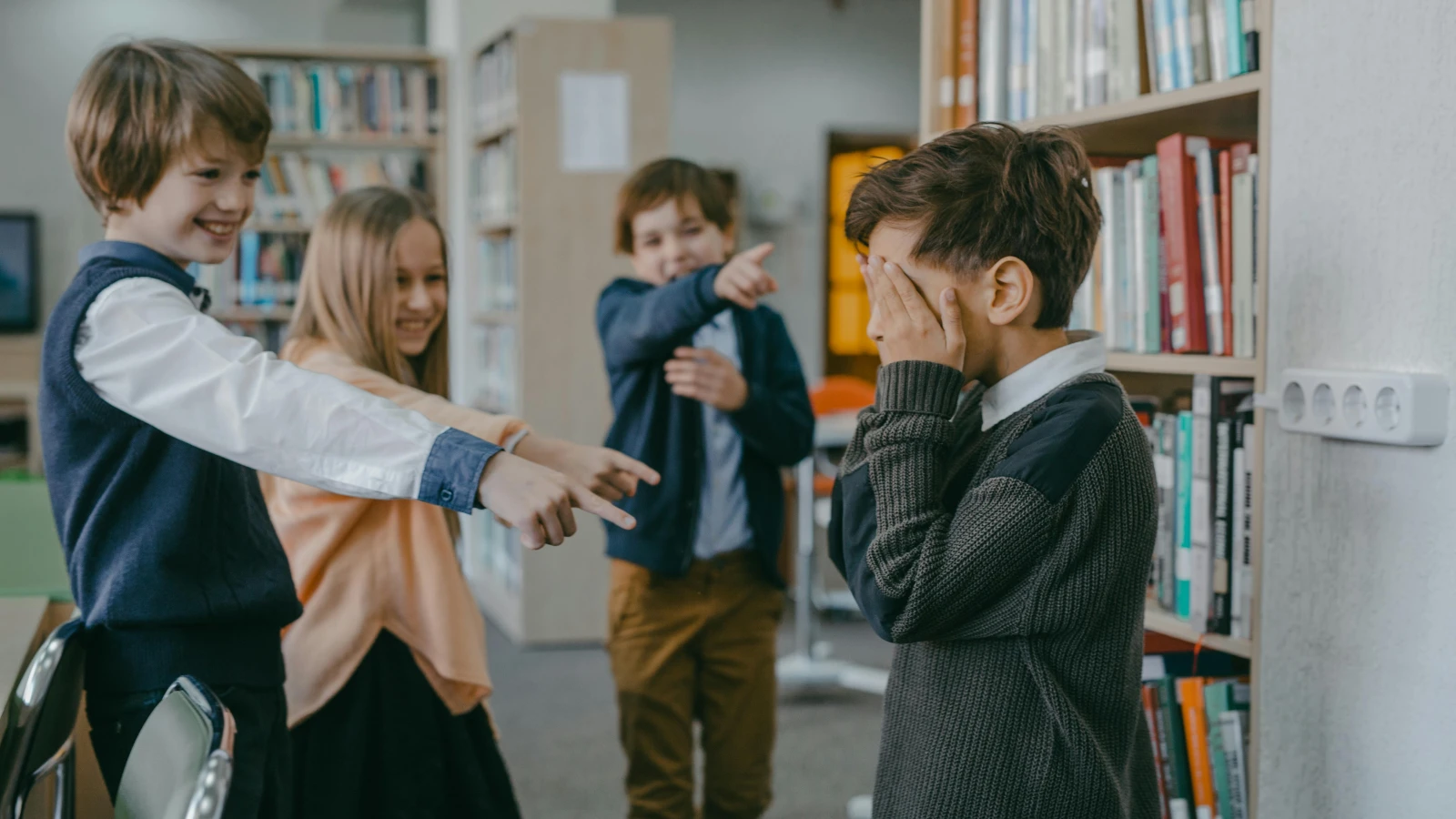 Hilfe! Mein Kind wir gemobbt, © Mikhail Nilov Hilfe! Mein Kind wir gemobbt, © Mikhail Nilov