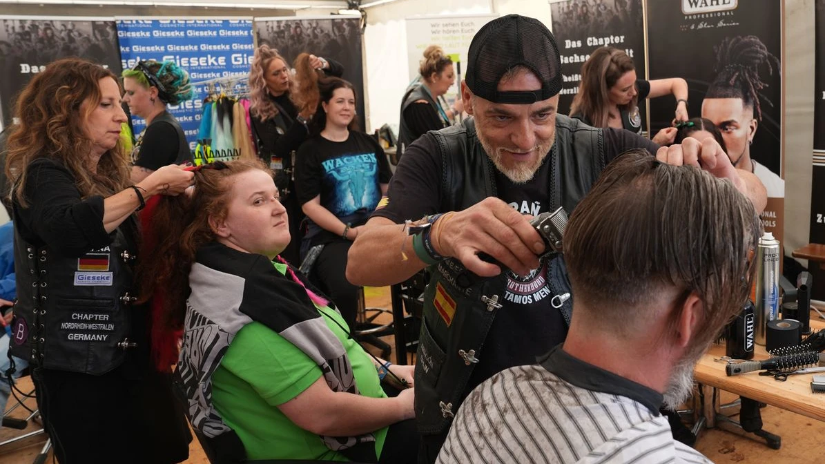 Kassel’de İhtiyaç Sahiplerine Ücretsiz Saç Kesimi!, © Marcus Brandt/dpa Kassel’de İhtiyaç Sahiplerine Ücretsiz Saç Kesimi!, © Marcus Brandt/dpa